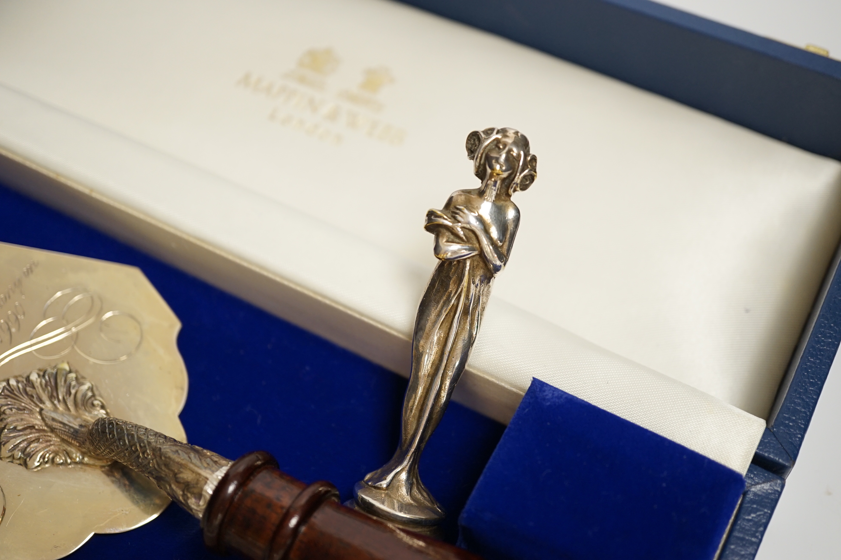 A modern cased silver presentation trowel, by Deakin & Francis, with turned wooden handle, 25cm and a silver plated figural seal.